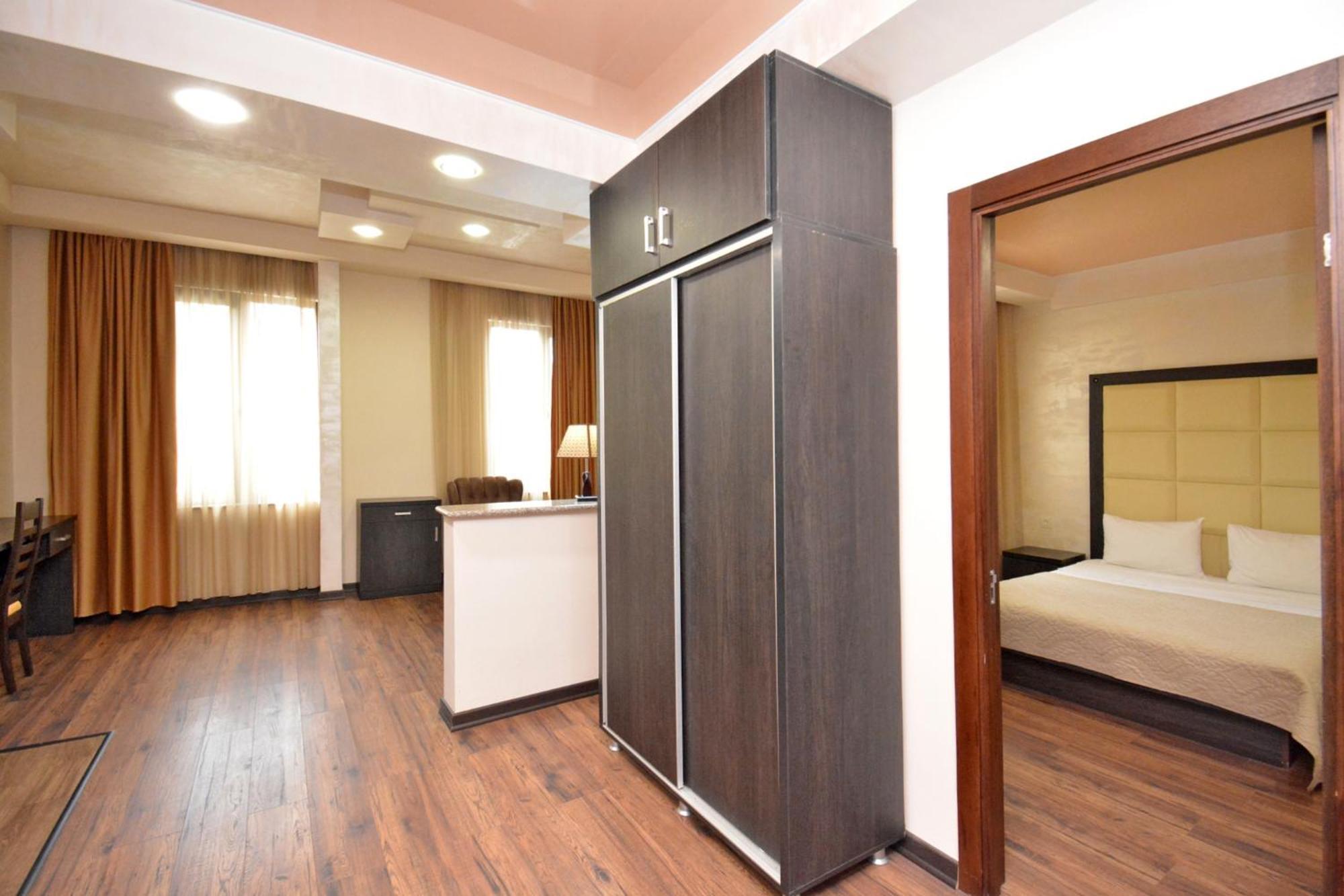 Hotel Partiez Γιερεβάν Εξωτερικό φωτογραφία