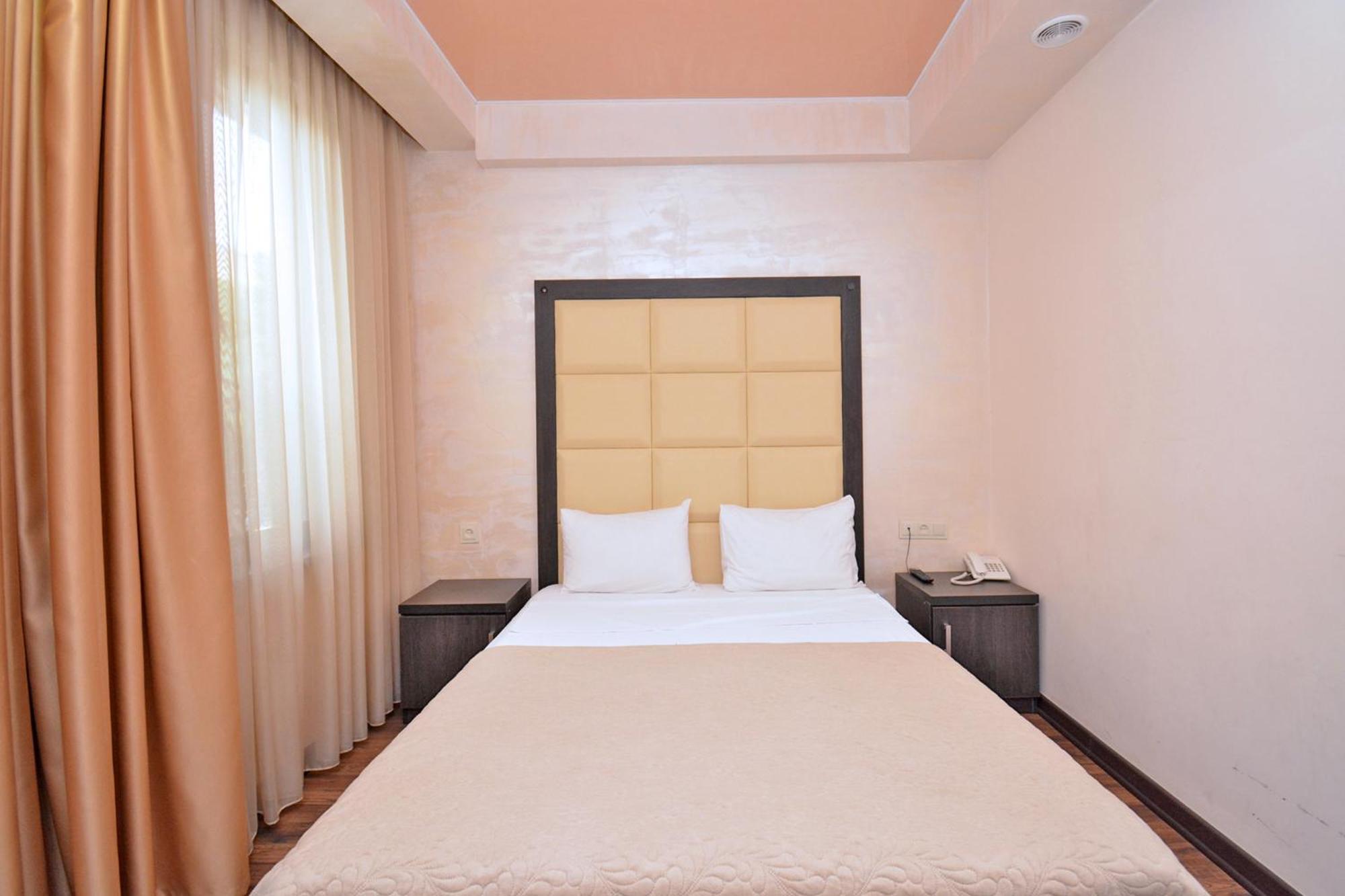 Hotel Partiez Γιερεβάν Εξωτερικό φωτογραφία